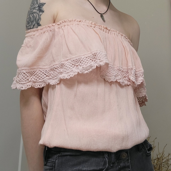 Le3no Light Pink Flowery Lace Off-Shoulder Blouse - Picture 2 of 3